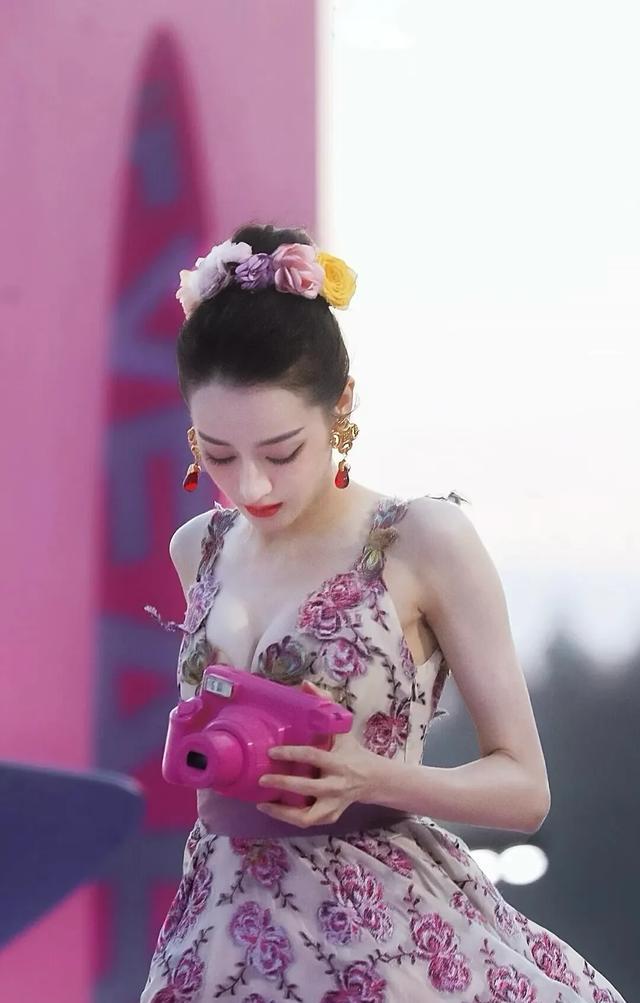 迪丽热巴自然性感特写