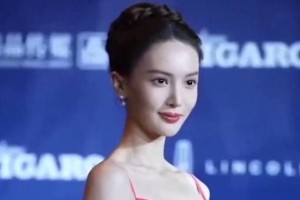 金晨短发白裙造型惊艳亮相，展现自信洒脱魅力