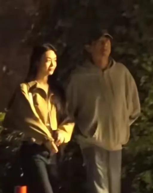 林更新与女友夜游五公里